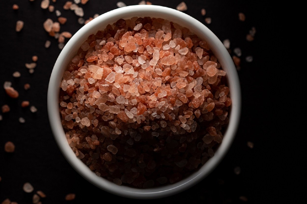 Banho de sal grosso: para que serve e como preparar