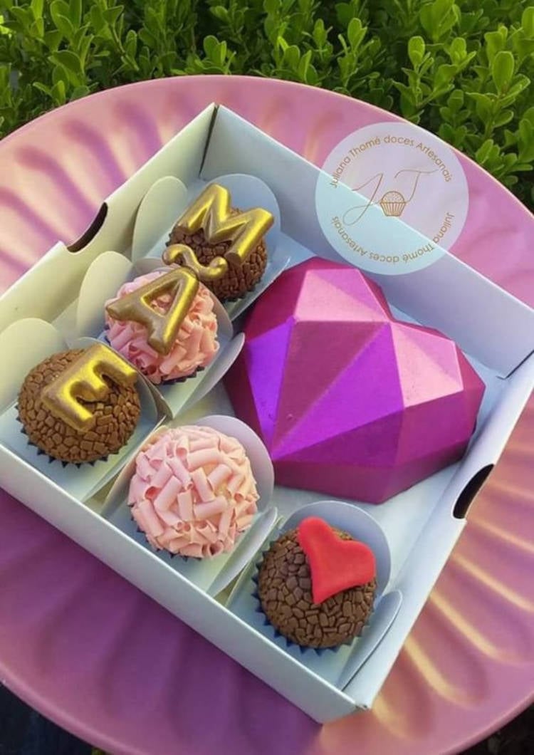 Presentes Criativos para Dia das Mães com caixa com brigadeiros e coração decorativo.