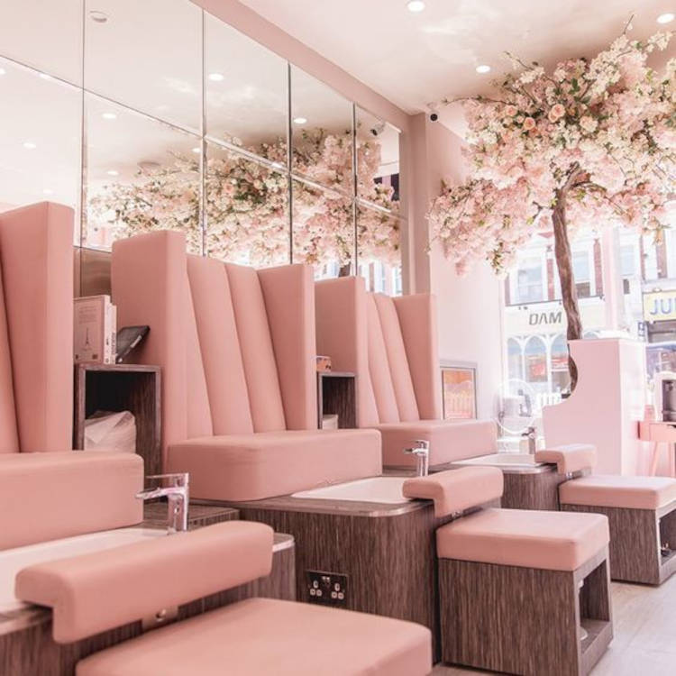Salão de beleza com decoração rosa.