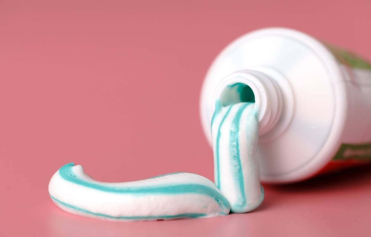 Pasta de dente na limpeza: 10 formas de usá-la para acabar com as manchas