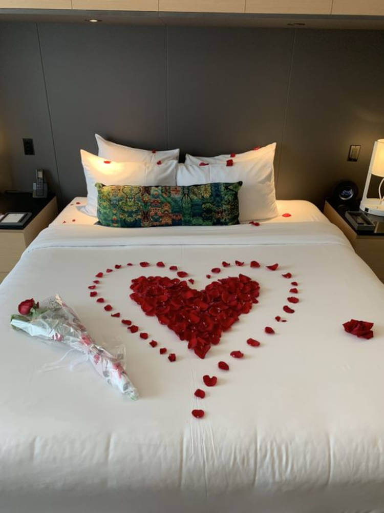 Coração na cama com uma rosa.