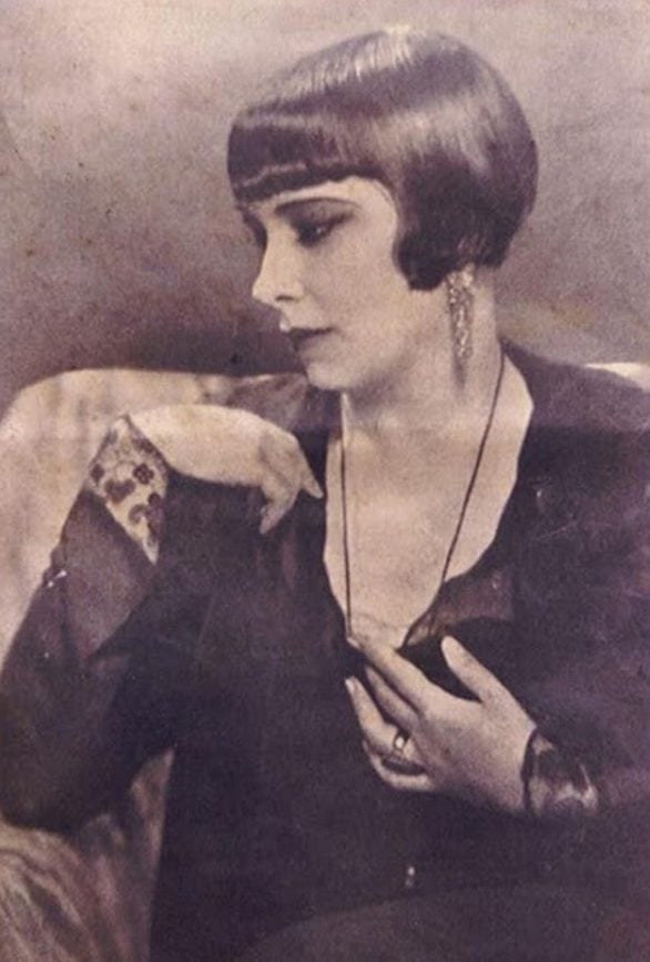 Retrato de mulher com penteado dos anos 20
