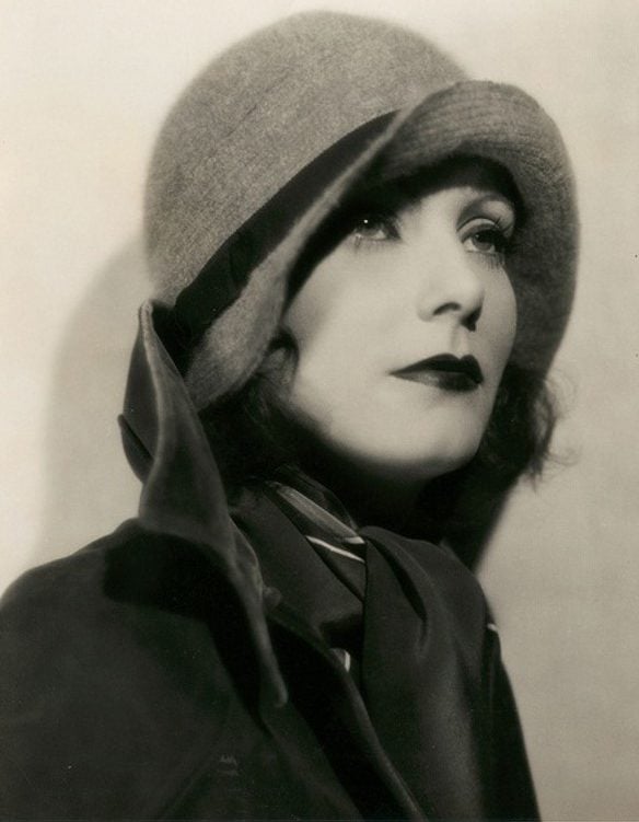 Retrato de mulher posando com chapéu dos anos 20