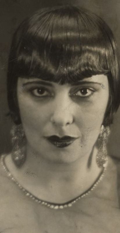 Retrato de mulher com maquiagem e franja