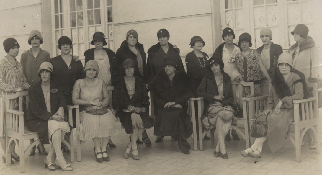 Mulheres reunidas no anos 30