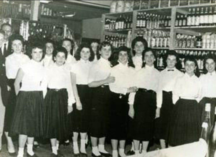 Grupo de mulher na companhia Rhodia nos anos 50 