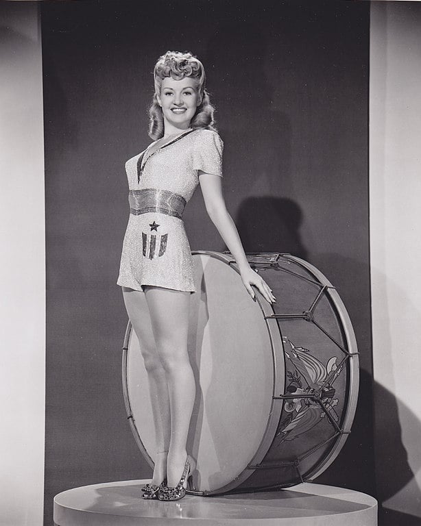Foto de Betty Grable em estilo pin-up em 1943 para uma revista semanal do exército americano. 