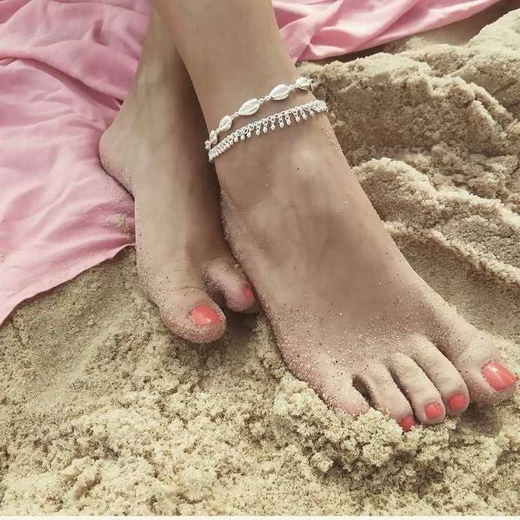 acessórios para usar na praia: tornozeleira
