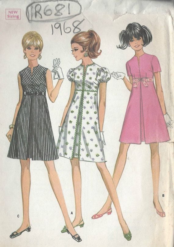 Modelos de vestido de 1968 com a cintura império. 