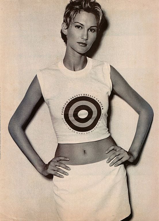 A modelo internacional Alessandra Berriel posa com a camiseta oficial da campanha "O Câncer de Mama no Alvo da Moda", 1995.