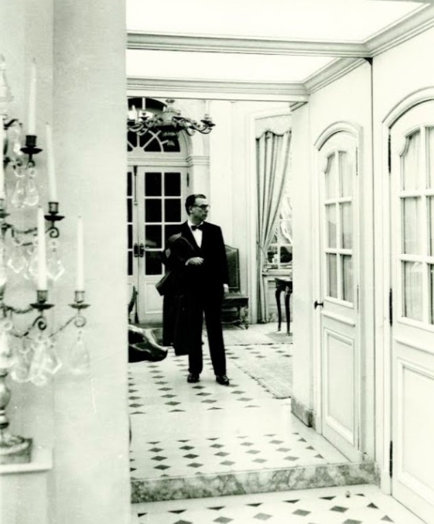 Cristóbal Balenciaga na Maison Balenciaga, em Paris.