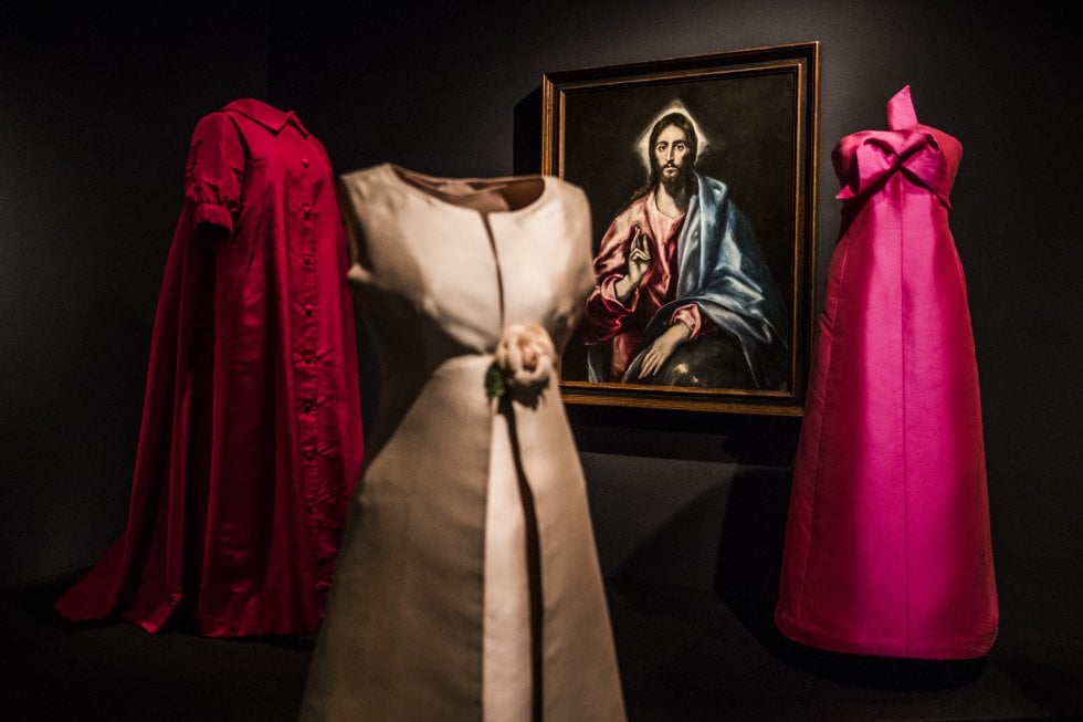Parte da exposição no museu Museo Nacional Thyssen-Bornemisza, com o quadro 'El Salvador', de Greco, junto a três vestidos de Balenciaga.