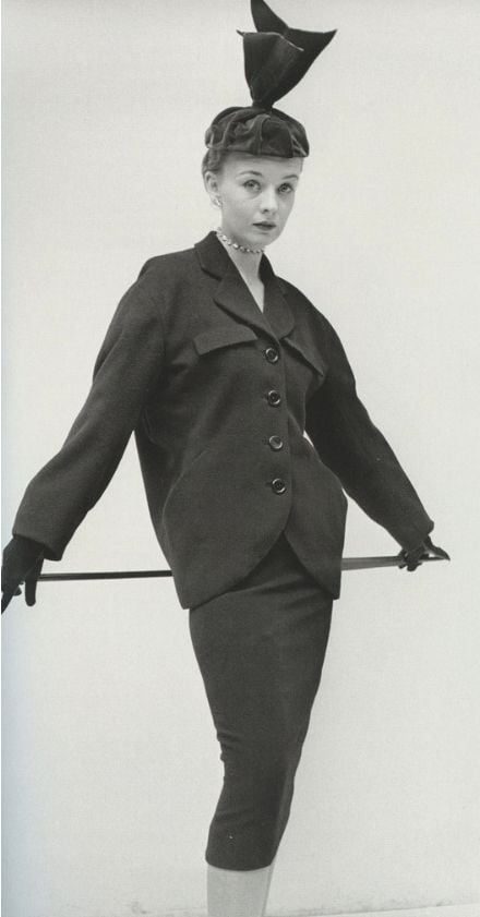 Foto de uma modelo posando com um traje da linha tonneau de Cristóbal Balenciaga, em 1950