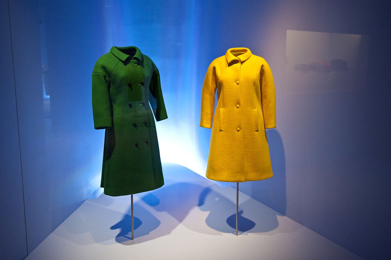 Foto de dois modelos expostos no Museu de Cristóbal Balenciaga.