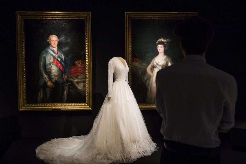 Um vestido de noiva de Balenciaga junto aos pinturas 'Carlos IV' e 'María Luisa de Parma' de Francisco de Goya. 