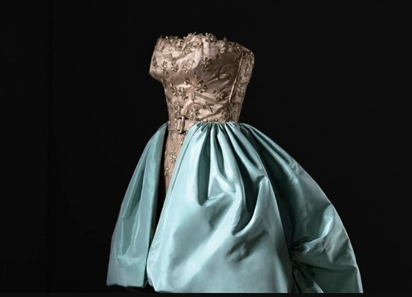 Vestido sem alças e com saia volumosa em azul de Cristóbal Balenciaga, de 1951. 