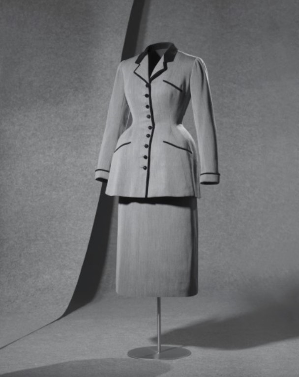 Conjunto em alfaiataria de lã cinza mármore e gola de seda preta da década de 40 de Cristóbal Balenciaga.