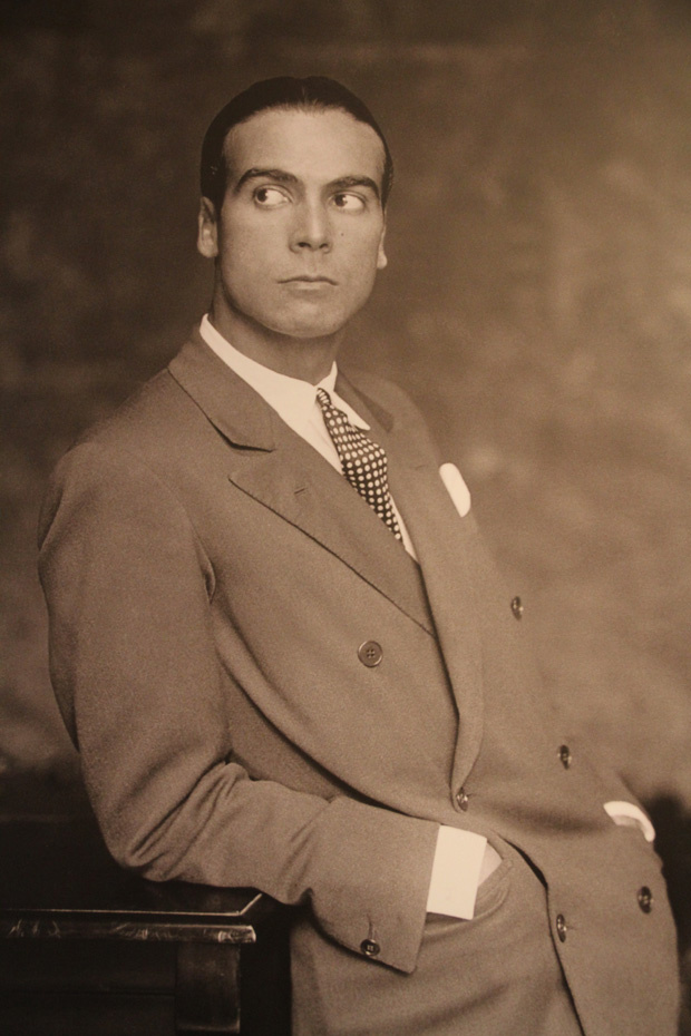Foto de Cristóval Balenciaga jovem, posando com terno e gravata.
