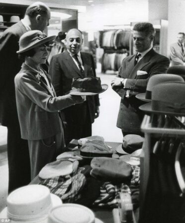 Coco Chanel a escolher um chapéu em uma visita a Dallas em 1957.