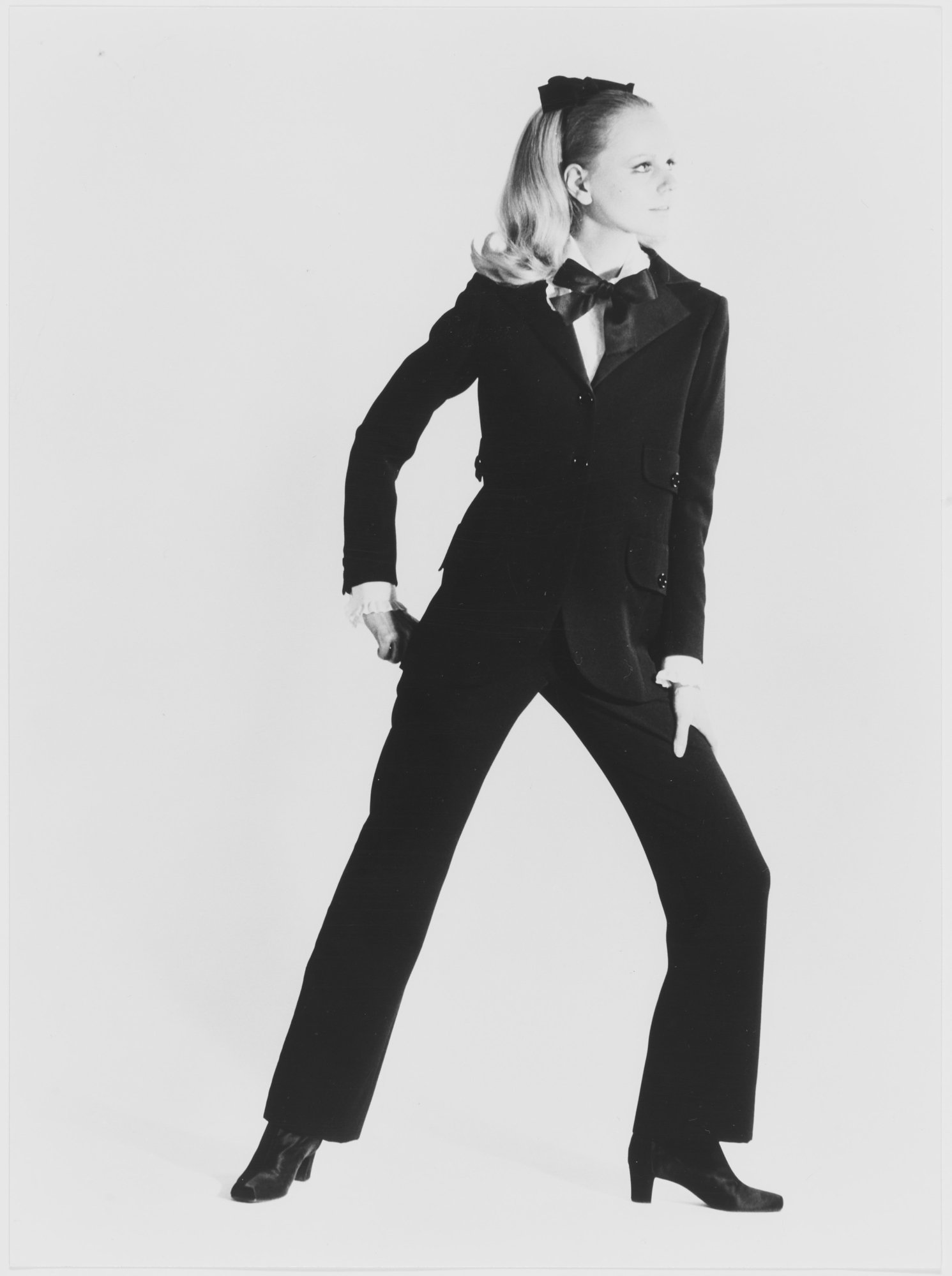Modelo vestida com o um terninho feminino de Yves Saint Laurent de 1966.