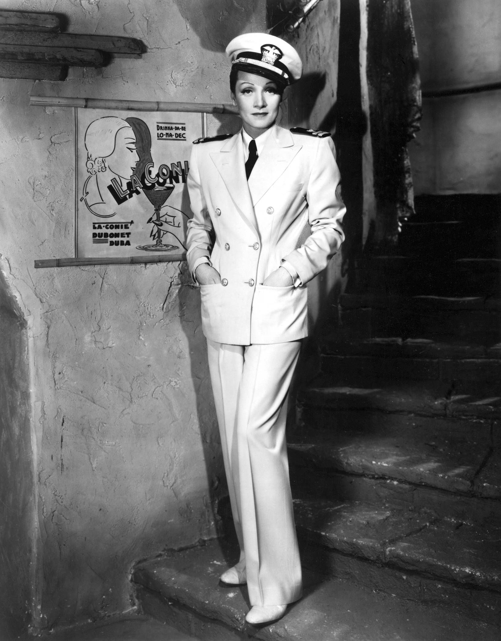 Marlene Dietrich vestida com terninho de marinheira