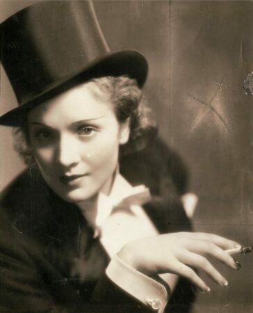 Marlene Dietrich vestida com terninho feminino no filme Morocco de 1930. 
