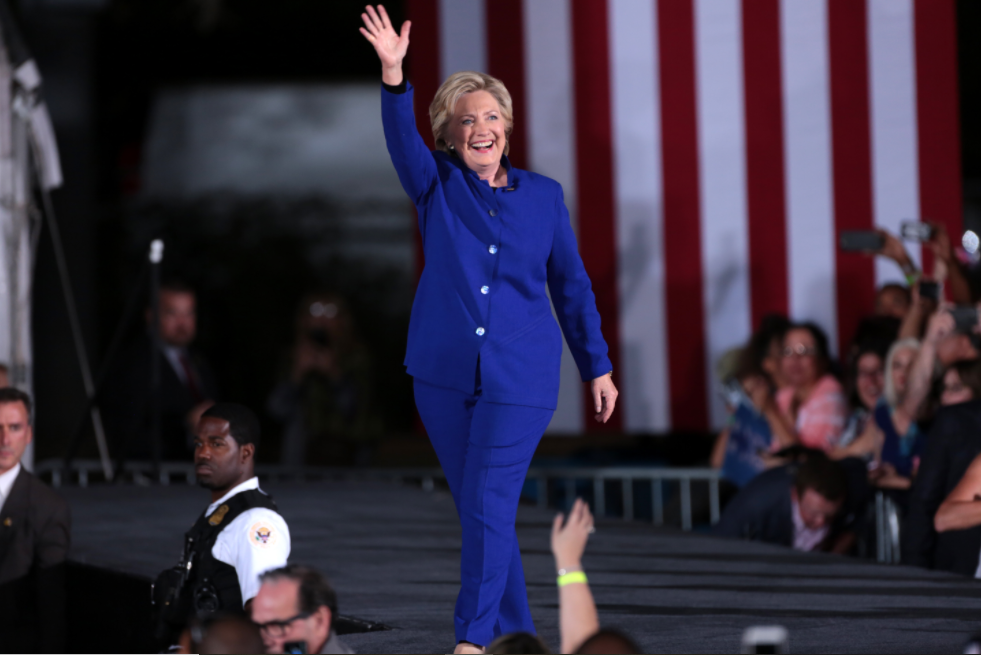 Hillary Clinton em campanha no Arizona em 2016 vestida com um terninho feminino.