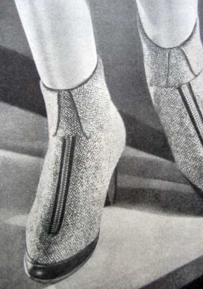 Foto em preto e branco de sapatos femininos de salto com zíper