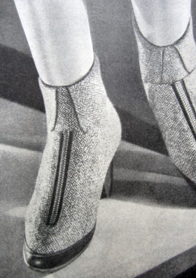 Foto em preto e branco de sapatos femininos de salto com zíper Foto em preto e branco de sapatos femininos de salto com zíper