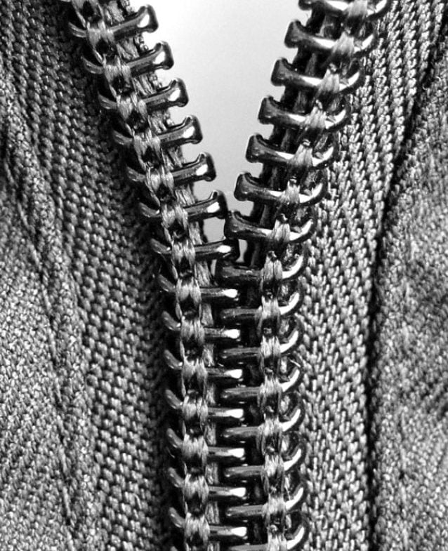 Foto em preto e branco do detalhe da cremalheira de um zíper