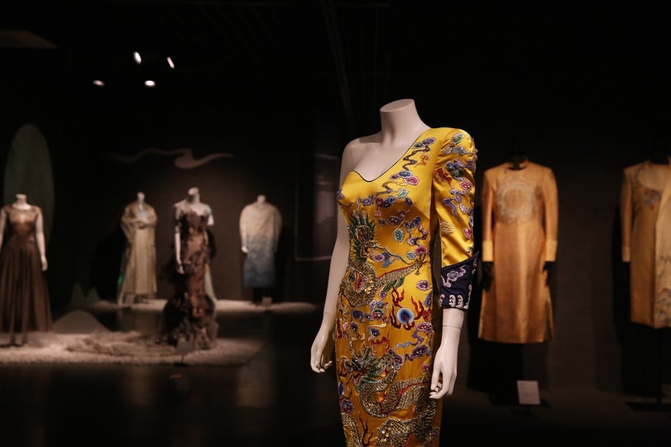 Exibição de peças de estilistas chineses contemporâneos no China National Silk Museum. 