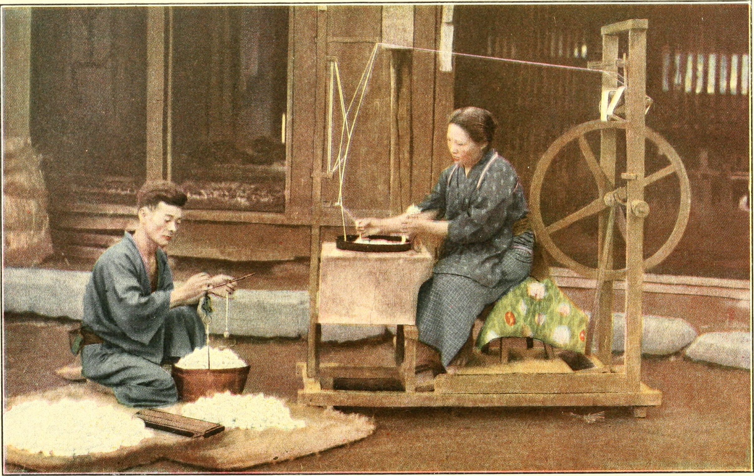 Homem e mulher trabalhando a seda.