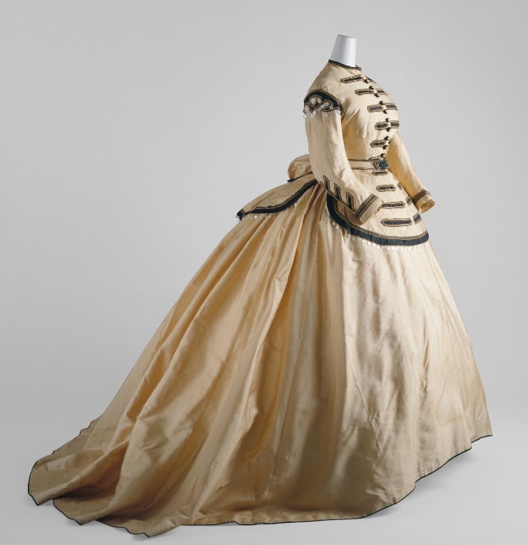 Vestido de seda na cor madre-pérola, 1860–65.