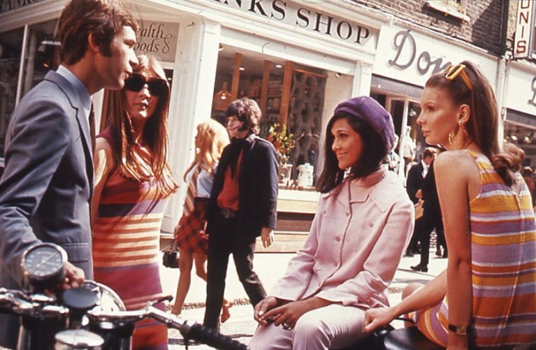 Jovens reunidos a conversar nas ruas de Londres em 1966.