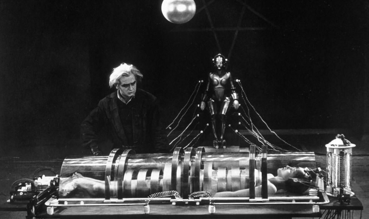 Cena do filme Metrópolis, de 1927, com um cientista a conectar uma mulher com um robô.