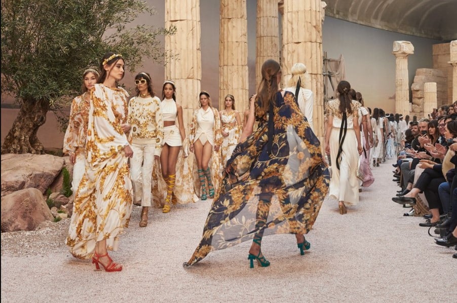 Modelos desfilando como deusas gregas com a coleção Chanel Cruise 2018.