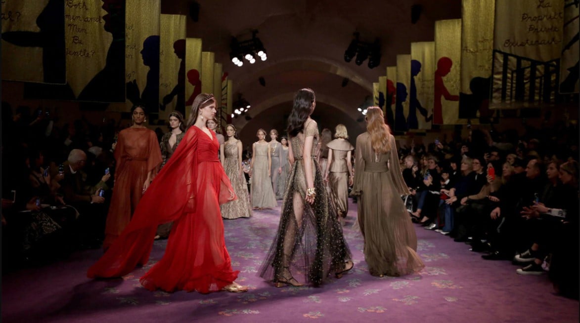 Foto de modelos no desfile Dior 2020