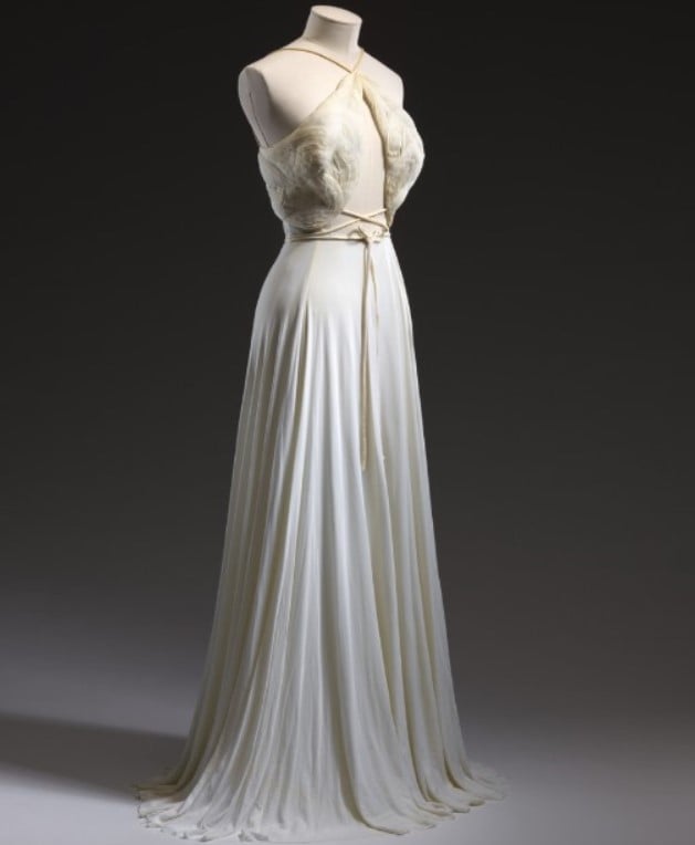 Vestido de noite branco de Madame Grès inspirado nas deusas gregas, outono-inverno de 1976. 