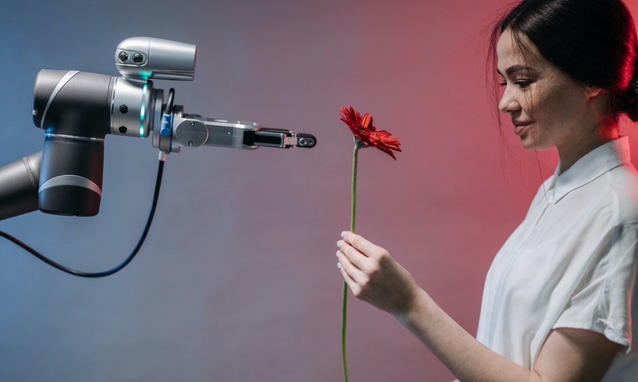 Um mulher jovem a receber uma rosa vermelha de um robô. Cibersespaço.