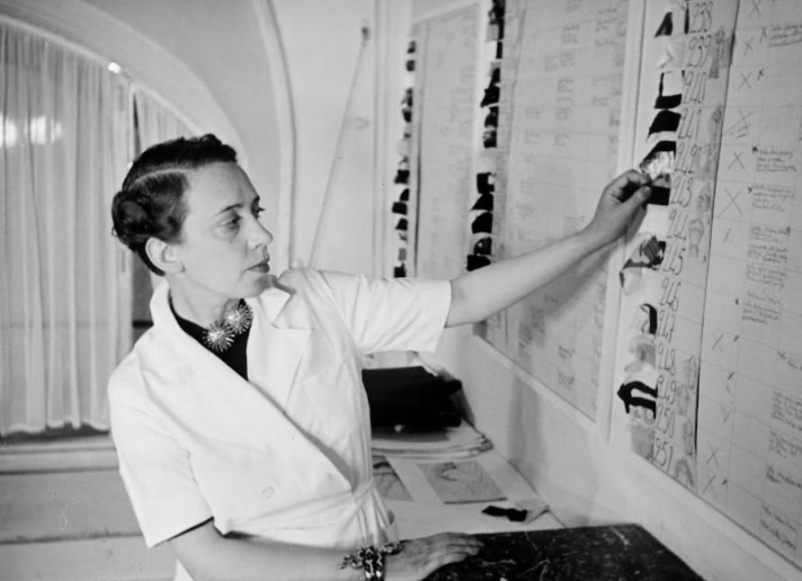 Elsa Schiaparelli estudando a sua nova coleção em 1938. 