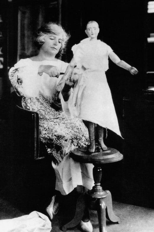 Madeleine Vionnet em seu ateliê, em 1930.