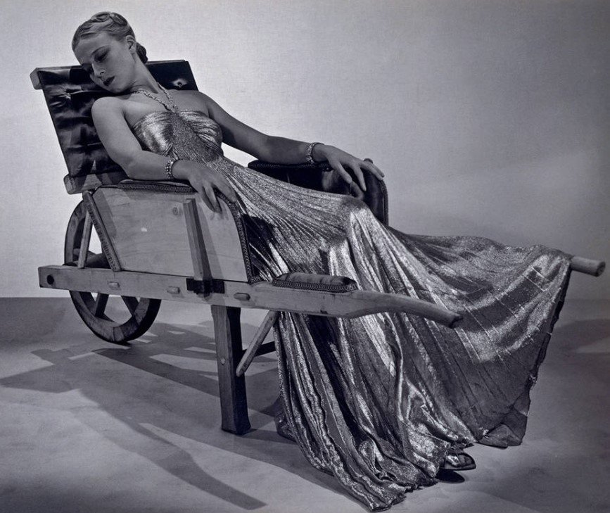 Modelo usando um vestido Vionnet, 1937. 