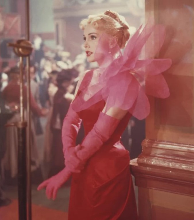Zsa Zsa Gabor com um figurino de Jeanne Schiaparelli no filme Moulin Rouge.