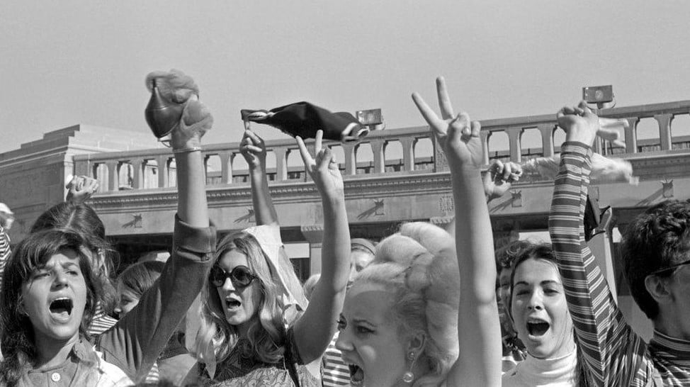 Protesto de mulheres em 1968 contra o concurso Miss America em Nova Jersey, acerca da moda e cidadania feminina. 