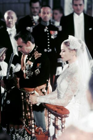 Grace Kelly no seu casamento em 1953, com um vestido de noiva branco.