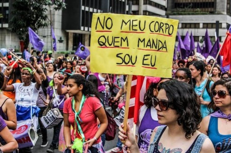 Manifestação de mulheres sobre a moda e cidadania em São Paulo em 2018, onde se lê o cartaz "No meu corpo quem manda sou eu". 