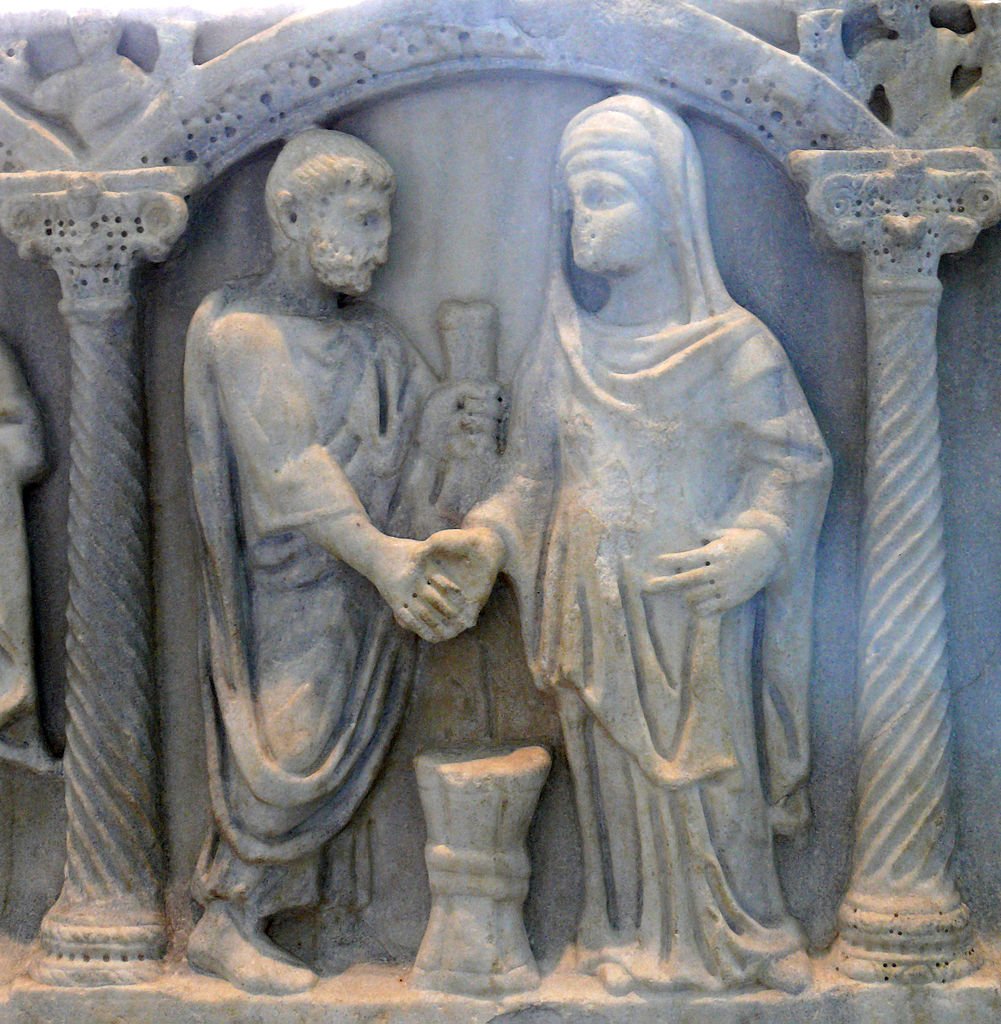 Sarcófago em mármore de Dioscures, com detalhe que ilustra um casamento. 
