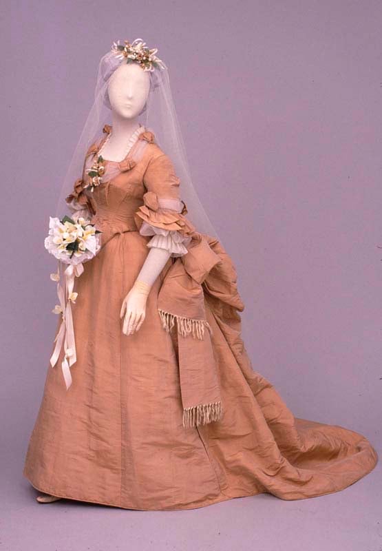 Vestido de noiva rosa, entre 1874-1878. 