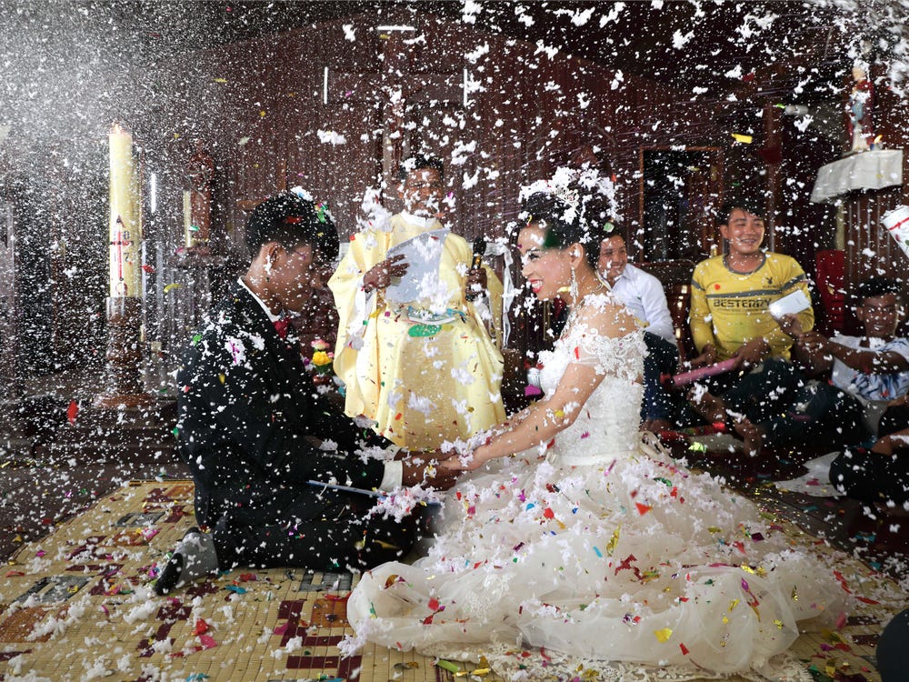 Casal de noivos no Camboja em uma cerimônia de casamento católica.