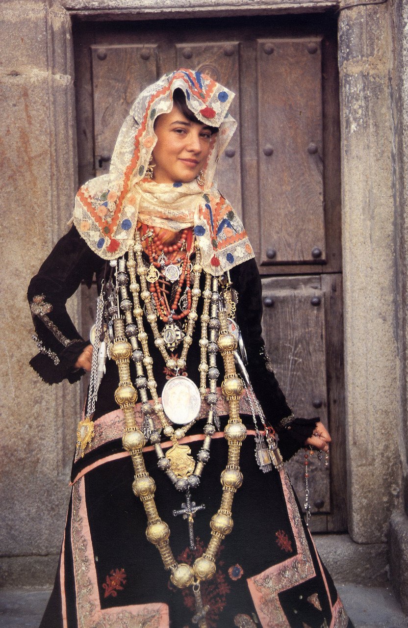 Mulher posando com um vestido de noiva típico de Salamanca, Espanha. 